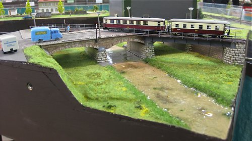 Mandaubrücke mit Bahnübergang