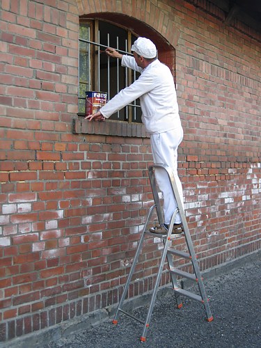 neuer Anstrich der Fenster und der Türen