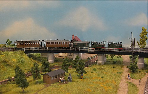 Personenzug mit zwei Lokomotiven der Gattung IK