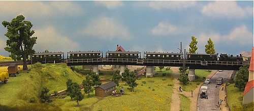 VK mit einem alten Reichsbahnzug