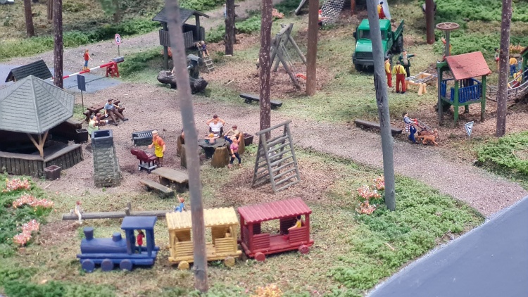 Kinderspielplatz im Wald Kinderspielplatz im Wald