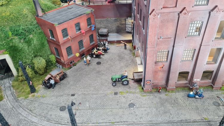 Industrieanlage mit interessanten Fahrzeugen Industrieanlage mit interessanten Fahrzeugen